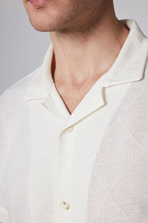 Erkek Slim Fit Dar Kesim Kısa Kollu Nefes Alan Örme Doku Kare Desenli Beyaz Apaş Yaka Gömlek