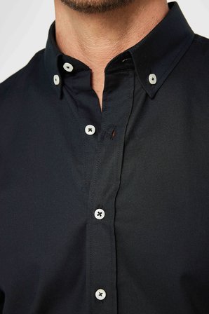 Erkek Slim Fit Dar Kesim Uzun Kollu %100 Pamuk Oxford Doku Siyah Düğmeli Yaka Gömlek