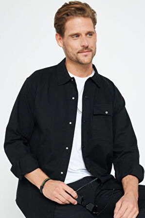 Erkek Relax Fit Rahat Kesim Uzun Kollu Pamuklu Tek Cepli Siyah Apaş Yaka Gömlek