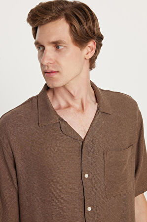 Erkek Relax Fit Apaş Yaka Rustik Kumaş Viskon Pamuk Yandan Açmalı Cep Rahat Kesim Kahverengi Gömlek