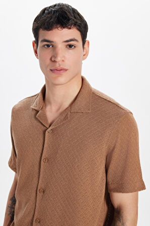 Erkek Slim Fit Dar Kesim Kısa Kollu Örme Doku Apaş Yaka Kahverengi Gömlek