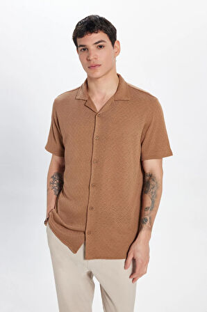 Erkek Slim Fit Dar Kesim Kısa Kollu Örme Doku Apaş Yaka Kahverengi Gömlek