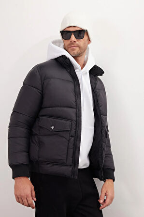 Erkek Regular Fit Klasik Kesim Çift Cepli Lastikli Dik Yaka Siyah Mont