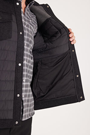 Erkek Relax Fit Rahat Kesim Çıt Çıt Düğmeli Kapitone Kapaklı Çift Cep Klasik Yaka Siyah Kaşe Mont