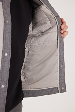 Erkek Relax Fit Rahat Kesim Çıt Çıt Düğmeli Kapitone Kapaklı Çift Cep Klasik Yaka Bej Kaşe Mont