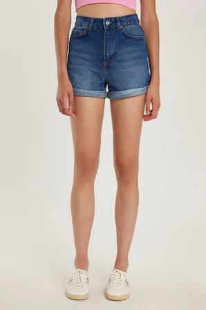 Kadın Slim Fit Dar Kesim %100 Pamuk Paça Katlamalı Açık Mavi Jean Kot Şort