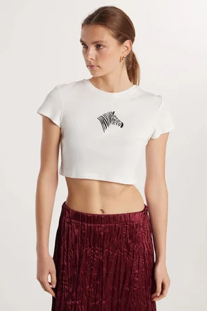 Kadın Slim Fit Dar Kesim %100 Pamuk Bisiklet Yaka Baskılı Beyaz Crop Tişört