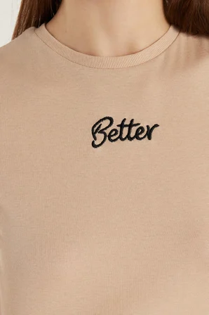 Kadın Slim Fit Dar Kesim %100 Pamuk Bisiklet Yaka Baskılı Bej Crop Tişört