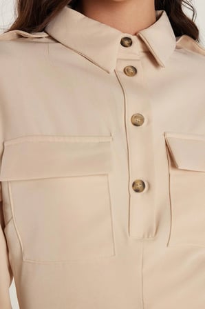 Kadın Standart Fit Düğmeli Polo Yaka Uzun Kollu Çift Çepli Önden Yırtmaçlı Midi Boy Bej Elbise