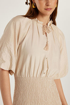 Kadın Standart Fit Beli Lastikli Paraşüt Kumaş Kısa Kollu V Yaka Midi Boy Bej Elbise