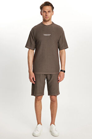 Erkek Standart Fit Pamuklu Jakarlı Baskılı Bisiklet Yaka Beli Bağcıklı Taba Şort Takım