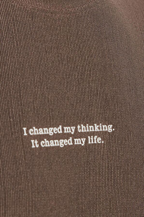 Erkek Standart Fit Pamuklu Jakarlı Baskılı Bisiklet Yaka Beli Bağcıklı Taba Şort Takım