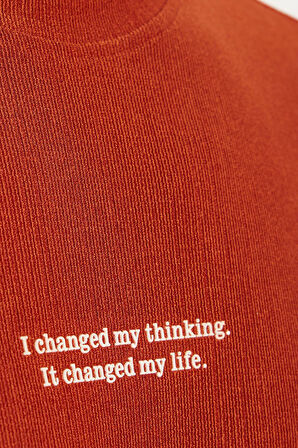 Erkek Standart Fit Pamuklu Jakarlı Baskılı Bisiklet Yaka Beli Bağcıklı Kiremit Şort Takım