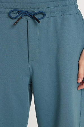 Erkek Standart Fit Normal Kesim Pamuklu Bisiklet Yaka Beli Bağcıklı İndigo Şort Takım