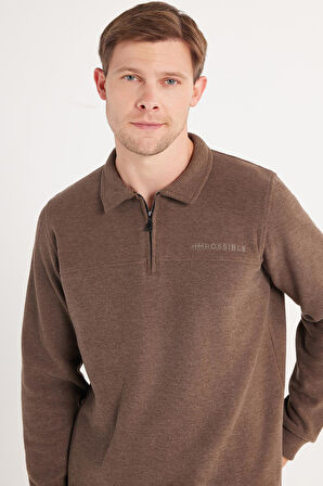 Erkek Standart Fit Pamuklu Selanik Kumaş Yarım Fermuarlı Polo Yaka Baskılı Tütün Rengi Sweatshirt