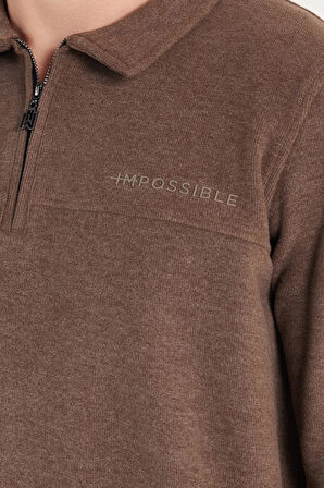 Erkek Standart Fit Pamuklu Selanik Kumaş Yarım Fermuarlı Polo Yaka Baskılı Tütün Rengi Sweatshirt