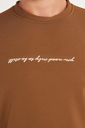 Erkek Standart Fit Pamuklu Bisiklet Yaka Şardonlu Baskılı Kahverengi Sweatshirt 