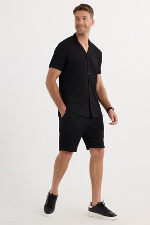 Erkek Slim Fit Dar Kesim Apaş Yaka Beli Bağcıklı Siyah Gömlek Şort Takım