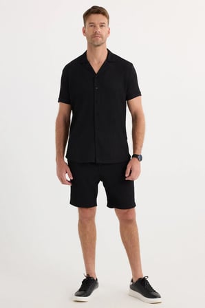 Erkek Slim Fit Dar Kesim Apaş Yaka Beli Bağcıklı Siyah Gömlek Şort Takım
