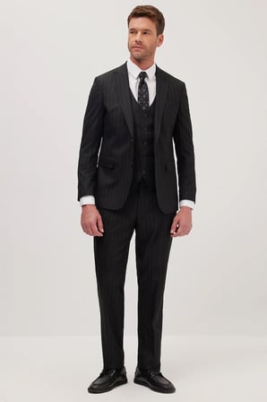 Erkek Slim Fit Siyah Esnek Likralı Kumaş Sivri Yaka Yelekli Takım Elbise