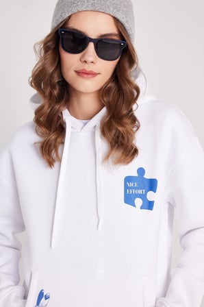 Kadın Oversize Geniş Kesim Pamuklu Yumuşak Dokulu İçi Polarlı Baskılı Beyaz Kapüşonlu Sweatshirt