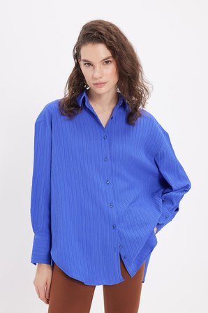 Kadın Oversize Geniş Kesim Bürümcük Pens Detaylı Uzun Kollu Dokulu Saks Mavi Gömlek