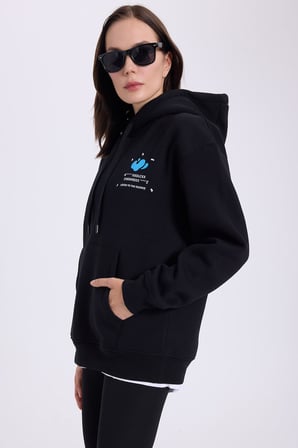 Kadın Oversize Geniş Kesim Pamuklu Yumuşak Dokulu İçi Polarlı Baskılı Siyah Kapüşonlu Sweatshirt