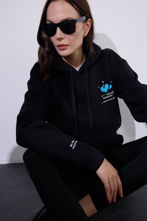 Kadın Oversize Geniş Kesim Pamuklu Yumuşak Dokulu İçi Polarlı Baskılı Siyah Kapüşonlu Sweatshirt