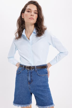 Kadın Slim Fit Dar Kesim Vucüda Oturan Uzun Kollu Gizli Düğme Detaylı Mavi Basic Gömlek