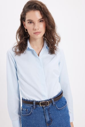 Kadın Slim Fit Dar Kesim Vucüda Oturan Uzun Kollu Gizli Düğme Detaylı Mavi Basic Gömlek