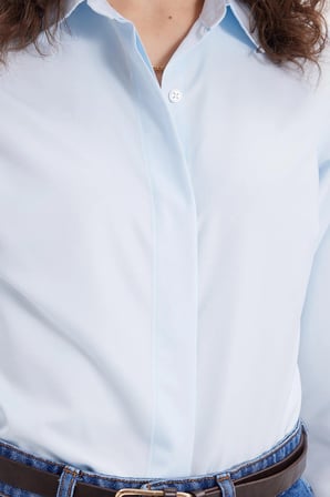 Kadın Slim Fit Dar Kesim Vucüda Oturan Uzun Kollu Gizli Düğme Detaylı Mavi Basic Gömlek