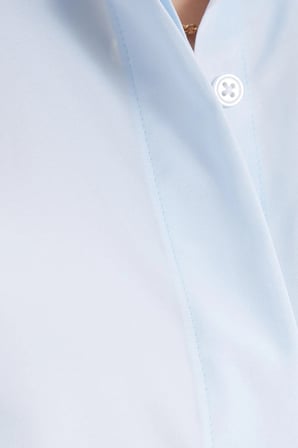 Kadın Slim Fit Dar Kesim Vucüda Oturan Uzun Kollu Gizli Düğme Detaylı Mavi Basic Gömlek