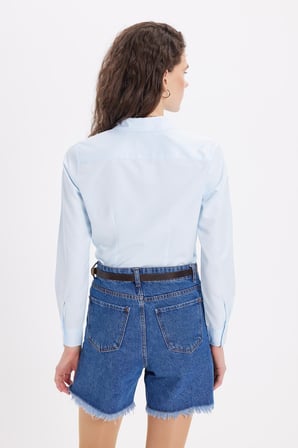 Kadın Slim Fit Dar Kesim Vucüda Oturan Uzun Kollu Gizli Düğme Detaylı Mavi Basic Gömlek