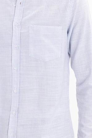 Erkek Slim Fit Dar Kesim %100 Pamuk Düğmeli Yaka Çizgili Uzun Kollu Cepli Keten Efektli Mavi Gömlek