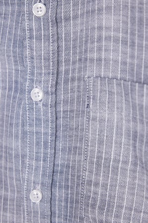 Erkek Slim Fit Dar Kesim %100 Pamuk Düğmeli Yaka Çizgili Uzun Kollu Cepli Keten Lacivert Gömlek