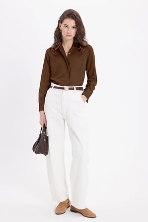 Kadın Slim Fit Dar Kesim Vucüda Oturan Uzun Kollu Gizli Düğme Detaylı Kahverengi Basic Gömlek