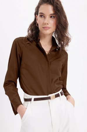 Kadın Slim Fit Dar Kesim Vucüda Oturan Uzun Kollu Gizli Düğme Detaylı Kahverengi Basic Gömlek