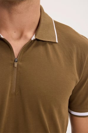 Erkek Slim Fit Dar Kesim %100 Pamuk Jakarlı Düz Yaka ve Kol Detaylı Kahverengi Polo Yaka Tişört
