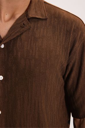Erkek Relax Fit Rahat Kesim Kısa Kollu Örme Desenli Kahverengi Gömlek