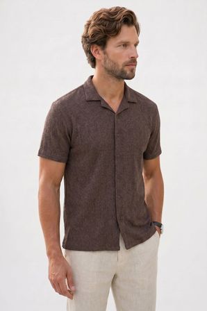 Erkek Relax Fit Rahat Kesim Yumuşak Dokulu Örme Kumaş Kısa Kollu Apaş Yaka Kahverengi Gömlek