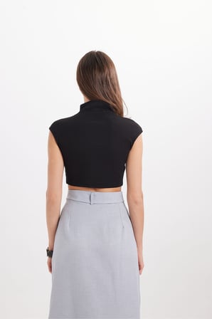 Kadın Slim Fit Dar Kesim Pamuklu Dik Yaka Sıfır Kol Siyah  Crop Bluz