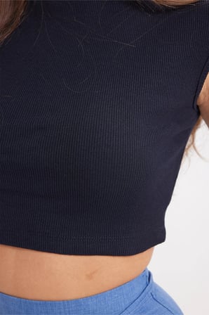 Kadın Slim Fit Dar Kesim Pamuklu Likralı Dik Yaka Sıfır Kol Yumuşak Dokulu Lacivert Crop Bluz