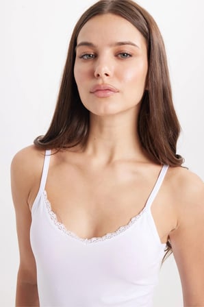 Kadın Slim Fit Dar Kesim Pamuklu İnce Askılı Dantel Detaylı Beyaz Crop Atlet