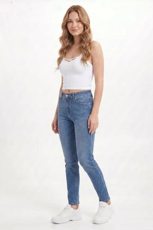 Kadın Slim Fit Dar Kesim Pamuklu İnce Askılı Beyaz Crop Atlet