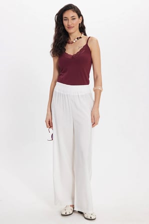 Kadın Slim Fit Dar Kesim  Kolsuz V Yaka Dantel Detaylı Pamuklu Likralı Bordo Crop
