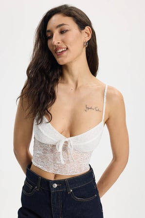 Kadın Slim Fit Dar Kesim İnce Askılı Dantel Detaylı Beyaz Crop