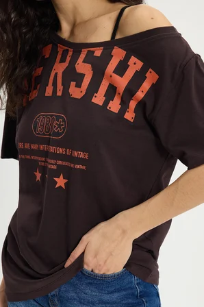 Kadın Oversize Geniş Kesim %100 Pamuk Kayık Yaka Kısa Kollu Baskılı Kahverengi Tişört