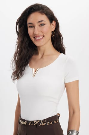 Kadın Slim Fit Dar Kesim Pamuklu V Yaka Kısa Kollu Ekru Bluz