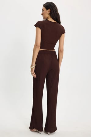 Kadın Slim Fit Dar Kesim Bisiklet Yaka Kolsuz Dokulu Kahverengi Bürümcük Bluz