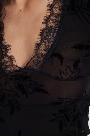 Kadın Slim Fit Dar Kesim V Yaka Uzun Kollu Dantel Detaylı Siyah Bluz